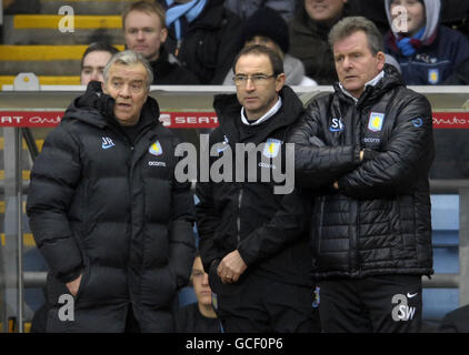 (G-D) John Robertson, directeur adjoint d'Aston Villa, Martin O'Neill et Steve Walford, premier entraîneur d'équipe. Banque D'Images