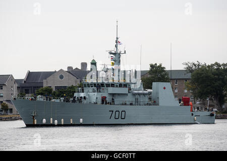 Le NCSM Kingston arrive dans Crawford quai dans le port de Kingston à Kingston (Ontario), le 8 juillet 2016. Banque D'Images