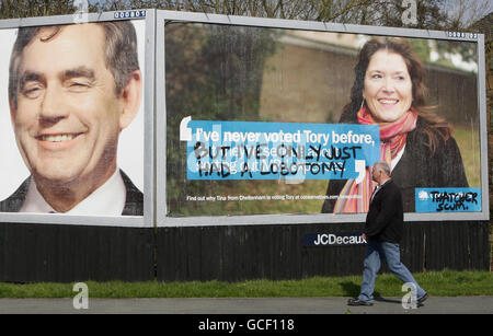 Grafitti qui a été peint par pulvérisation sur une affiche du Parti conservateur sur un panneau d'affichage en bord de route à Ormskirk, Merseyside. Banque D'Images