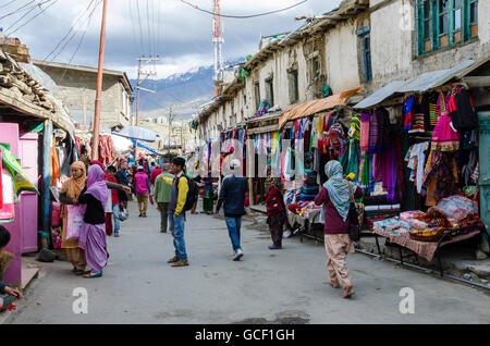 Scène de rue avec des magasins, Kargil, à Leh, Ladakh Route Srinagar, Jammu-et-Cachemire, l'Inde Banque D'Images