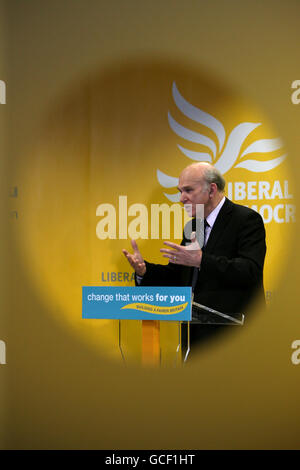 Vince Cable, porte-parole du Trésor libéral démocrate, lors d'une conférence de presse à la Work Foundation à Londres. Banque D'Images