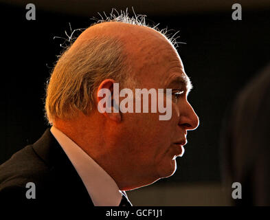 Vince Cable, porte-parole du Trésor libéral démocrate, lors d'une conférence de presse à la Work Foundation à Londres. Banque D'Images