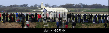 Les gens regardent un avion militaire de reconnaissance Nimrod MR2 alors qu'il atterrit au Yorkshire Air Museum près d'Elvington, York. Le Nimrod a fait son vol de RAF Kinloss pour devenir l'exposition de prix au musée et c'est le seul exemple en direct exposé dans n'importe quel musée dans le monde. Banque D'Images