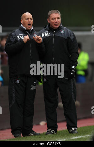 Soccer - Clydesdale Bank Scottish Premier League - Heart of Midlothian v Rangers - Tynecastle.La directrice adjointe des Rangers Ally McCoist (à droite) et l'entraîneur Kenny McDowall (à gauche) sur la ligne de contact Banque D'Images