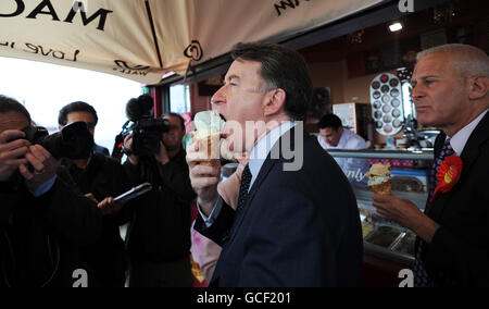 Le secrétaire d'entreprise Peter Mandelson a une glace alors qu'il se promènait le long de la jetée nord de Blackpool lorsqu'il a visité la ville pendant la campagne électorale générale. Banque D'Images