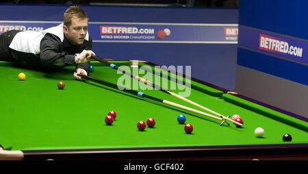 Mark Allen utilise un repos dans son match contre Tom Ford lors des Championnats du monde de Snooker Betfred.com au Crucible Theatre, Sheffield. Banque D'Images