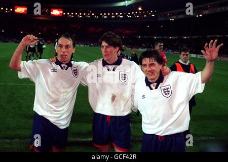 De gauche à droite : les joueurs d'Angleterre David Platt, Darren Anderton et Peter Beardsley célèbrent la victoire sur le Danemark Banque D'Images