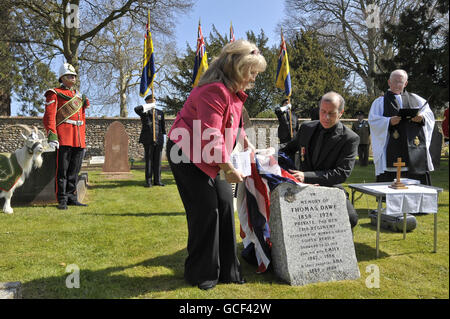 Grand petit-fils de la Croix de Victoria détenteur de médaille Soldat John Williams (Fielding) V.C, Colin Fielding et grande petite-fille de la Croix de Victoria détenteur de médaille le Soldat Fred Hitch V.C, Sandra Barker dévoile la nouvelle pierre tombale du défenseur de la dérive de Rorke 25B/1178 Soldat Thomas Dawe of B Company 2e Bataillon 24e Régiment (2e Warwickshire) À un service de redédicace au cimetière de Wellington, dans le Somerset. Banque D'Images