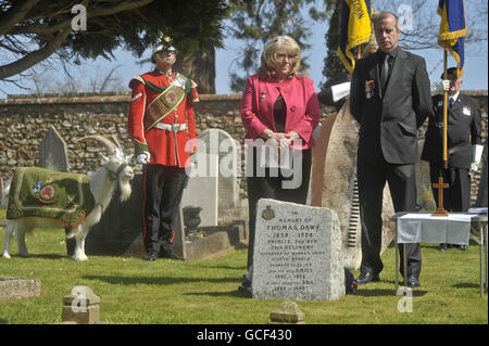 Grand petit-fils de la Croix de Victoria détenteur de médaille Soldat John Williams (Fielding) V.C, Colin Fielding et grande petite-fille de la Croix de Victoria détenteur de médaille le Soldat Fred Hitch V.C, Sandra Barker dévoile la nouvelle pierre tombale du défenseur de la dérive de Rorke 25B/1178 Soldat Thomas Dawe of B Company 2e Bataillon 24e Régiment (2e Warwickshire) À un service de redédicace au cimetière de Wellington, dans le Somerset. Banque D'Images