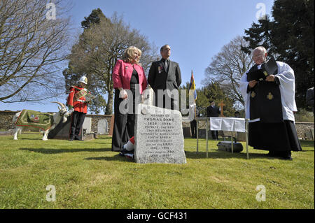 Grand petit-fils de la Croix de Victoria détenteur de médaille Soldat John Williams (Fielding) V.C, Colin Fielding et grande petite-fille de la Croix de Victoria détenteur de médaille le Soldat Fred Hitch V.C, Sandra Barker dévoile la nouvelle pierre tombale du défenseur de la dérive de Rorke 25B/1178 Soldat Thomas Dawe of B Company 2e Bataillon 24e Régiment (2e Warwickshire) À un service de redédicace au cimetière de Wellington, dans le Somerset. Banque D'Images