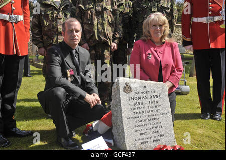 Grand petit-fils de la Croix de Victoria détenteur de médaille Soldat John Williams (Fielding) V.C, Colin Fielding et grande petite-fille de la Croix de Victoria détenteur de médaille le Soldat Fred Hitch V.C, Sandra Barker dévoile la nouvelle pierre tombale du défenseur de la dérive de Rorke 25B/1178 Soldat Thomas Dawe of B Company 2e Bataillon 24e Régiment (2e Warwickshire) À un service de redédicace au cimetière de Wellington, dans le Somerset. Banque D'Images