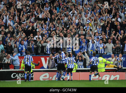 Les joueurs de Sheffield Wednesday célèbrent le but d'ouverture avec leurs fans lors du match de championnat Coca-Cola à Hillsborough, Sheffield. Banque D'Images