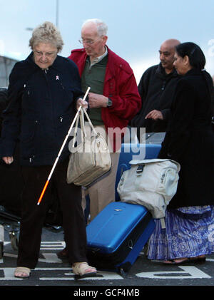 Les passagers attendent le transport à l'aéroport de Newcastle après être arrivés du Canada sur l'un des premiers vols internationaux à atterrir dans le comté, car un nuage de cendres volcaniques couvrait le ciel du Royaume-Uni. Banque D'Images