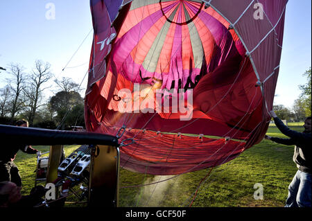 Un ballon d'air chaud est rempli à l'aide d'un brûleur avant un vol dans un matin ensoleillé de printemps à Bath après la levée de l'interdiction de vol motorisé. Banque D'Images