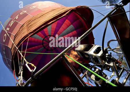 Un ballon d'air chaud est rempli à l'aide d'un brûleur avant un vol dans un matin ensoleillé de printemps à Bath après la levée de l'interdiction de vol motorisé. Banque D'Images