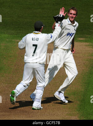 Stuart Broad, du Nottinghamshire, célèbre avec Chris Read après le bowling Marcus Trescothick, de Somerset, pris par Hashim Amla en 22 lors du championnat LV County Championship Division One Match à Trent Bridge, Nottingham. Banque D'Images