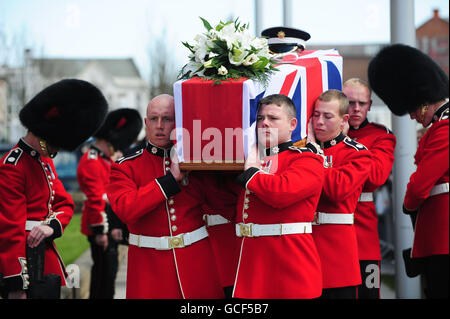 Les porteurs de Pall portent le cercueil du Guardsman Michael Sweeney, 19 ans, des Coldstream Guards du 1er Bataillon, à ses funérailles à l'église St Mary's Church de Blyth, Northumberland. Banque D'Images