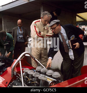 Formula One Motor Racing - Grand Prix de RAC - Brands Hatch.John Surtees, pilote de course, avec sa voiture de Formule 1 TS 7 à Brands Hatch, Kent. Banque D'Images