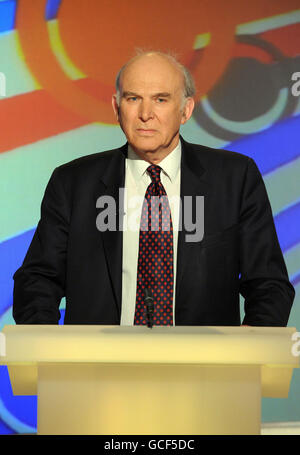 Vince Cable, porte-parole du Trésor libéral démocrate, avant le débat des Chancellerie sur le programme d'actualité de la BBC The Daily Politics à la BBC Millbank à Londres. Banque D'Images