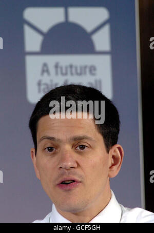 Le secrétaire aux Affaires étrangères, David Miliband, s'adresse à un auditoire invité au Merchant Taylors Hall, dans la ville. Banque D'Images