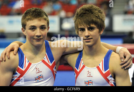 Sam Oldham (à gauche) et Max Whitlock, en Grande-Bretagne, qui ont terminé premier et deuxième lors de la finale du All Round des Championnats d'Europe de gymnastique à la NIA, Birmingham. Banque D'Images
