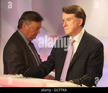 Lord Mandelson, secrétaire d'entreprise (à droite) et Ken Clarke, secrétaire d'entreprise conservateur fantôme avant l'enregistrement du débat politique du quotidien électoral de la BBC2, aux Millbank Studios, à Westminster, Londres. Banque D'Images