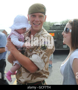 Le Soldat James Holland est réuni avec son partenaire Nicola Ivory et le bébé Maddison, âgés de 8 mois, comme soldats du 3e Bataillon du Yorkshire Regiment (3 travaux) de retour à la caserne Battlesbury à Warminster après une tournée de six mois en Afghanistan. Banque D'Images