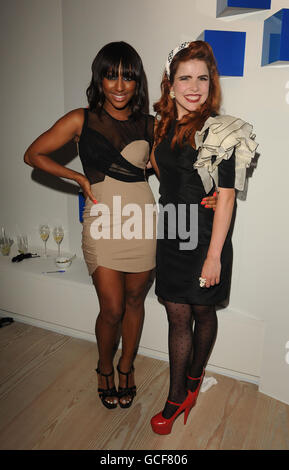 Lancement de Samsung 3D TV - arrivées - Londres.Alexandra Burke et Paloma Faith arrivent au lancement du téléviseur LED 3D Samsung à la Saatchi Gallery de Londres. Banque D'Images