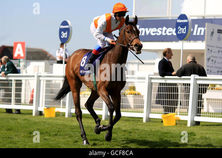 Course de chevaux - Réunion de printemps d'Investec - Hippodrome d'Epsom Downs.Jockey Frankie Dettori va poster sur Bow à personne avant le Grand handicap métropolitain de gestion d'actifs d'Investec Banque D'Images