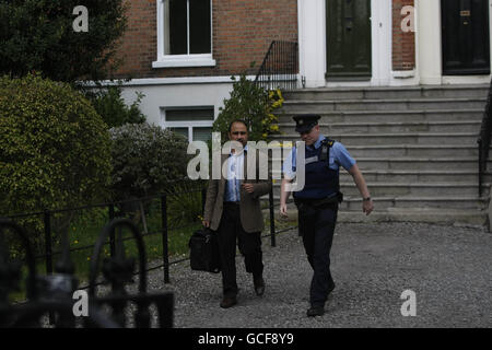 Un médecin quittant la maison de l'animateur de télévision Gerry Ryan à Leeson Street, Dublin. Selon les sources de Garda, Ryan, 53 ans, a été trouvé mort aujourd'hui dans son appartement de Dublin. Banque D'Images