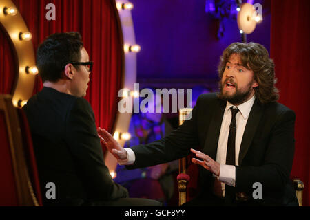 Guest GOK WAN (à gauche) avec JLC pendant le tournage de Channel 5 chat show Justin Lee Collins: Good Times, à la salle de bal Rivoli à Brockley, dans le sud de Londres. Banque D'Images