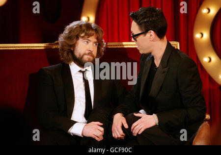 Guest GOK WAN (à droite) avec JLC pendant le tournage de Channel 5 chat show Justin Lee Collins: Good Times, à la salle de bal Rivoli à Brockley, dans le sud de Londres. Banque D'Images