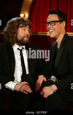 Guest GOK WAN (à droite) avec JLC pendant le tournage de Channel 5 chat show Justin Lee Collins: Good Times, à la salle de bal Rivoli à Brockley, dans le sud de Londres. Banque D'Images