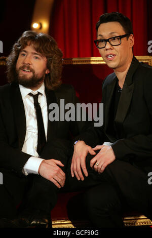 Guest GOK WAN (à droite) avec JLC pendant le tournage de Channel 5 chat show Justin Lee Collins: Good Times, à la salle de bal Rivoli à Brockley, dans le sud de Londres. Banque D'Images