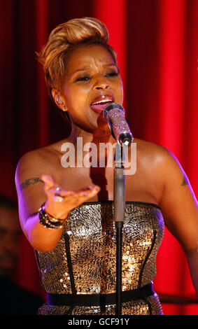 Mary J. Blige se produit lors de l'enregistrement du nouveau salon de chat Channel 5, Justin Lee Collins: Good Times à la salle de bal Rivoli à Londres. Banque D'Images