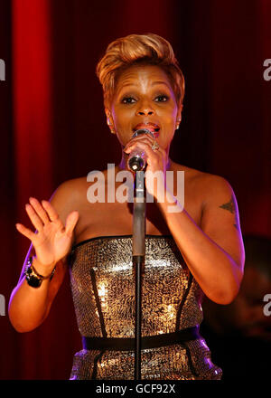 Mary J. Blige se produit lors de l'enregistrement du nouveau salon de chat Channel 5, Justin Lee Collins: Good Times à la salle de bal Rivoli à Londres. Banque D'Images