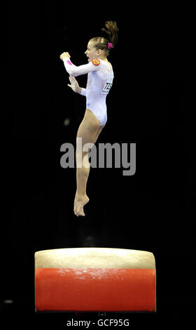 Anastasia Grishina, en Russie, est en compétition sur la voûte lors des championnats artistiques européens de la NIA, à Birmingham. Banque D'Images