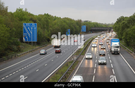 La circulation commence à s'accumuler sur l'autoroute M3 près de Thorpe, Surrey, alors que les gens commencent leur week-end de vacances de May Bank. Banque D'Images