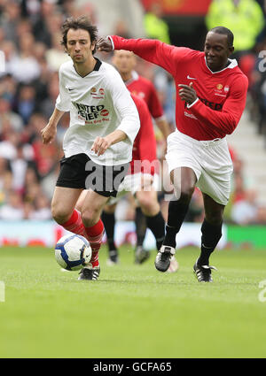 Ralf Little (à gauche) et Dwight Yorke lors du match de football United relief Live à Old Trafford, Manchester. Banque D'Images