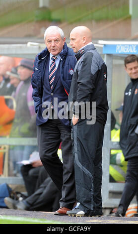 Walter Smith, directeur des Rangers, et Kenny McDowell, entraîneur de la première équipe lors du match de la Clydesdale Bank Scottish Premier League au parc Tannadice, à Dundee. Banque D'Images