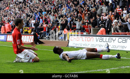 Football - Coca-Cola football League One - Charlton Athletic v Leeds United - The Valley.Akpo Sodje de Charlton Athletic célèbre le seul but du jeu avec ses coéquipiers Banque D'Images