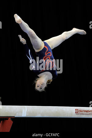 Gymnastique - Championnats d'Europe féminins 2010 - quatrième jour - National Indoor Arena.Niamh Rippin, en Grande-Bretagne, est en compétition sur le faisceau lors des championnats artistiques européens de la NIA, à Birmingham. Banque D'Images