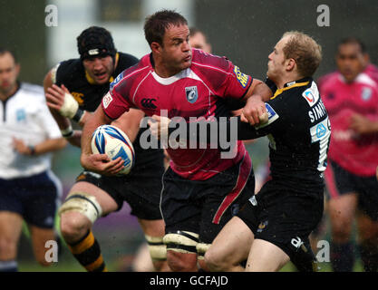 Rugby Union - Amlin Challenge Cup - demi-finale - London Wasps v Cardiff Blues - Adams Park.Joe Simpson de Cardiff Blues s'attaque à Xavier Rush lors du match de demi-finale de la coupe du défi Amlin à Adams Park, Londres. Banque D'Images