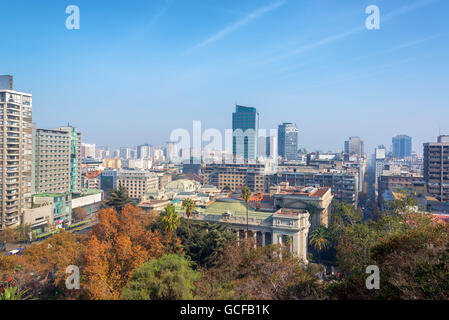 Vue sur le centre-ville de Santiago, au Chili comme vu à partir de Santa Lucia Park Banque D'Images