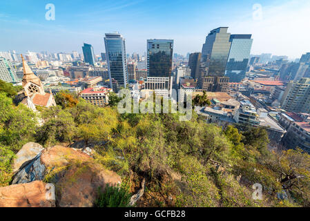 Vue grand angle de Santiago du Chili avec une chapelle à l'extrême gauche Banque D'Images