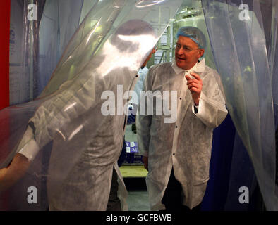 Hilary Benn, secrétaire à l'Environnement, et Robert Graham SNR, président des produits laitiers (à gauche), lors d'une visite à Grahams Dairies, à Bridge of Allan, en compagnie de la candidate parlementaire travailliste à Stirling, Anne McGuire, qui soulignent l'engagement du Labour à aider les entreprises sur la voie de la reprise. Banque D'Images