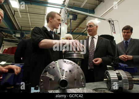 Le chancelier Alistair Darling visite l'Académie Mercedes-Benz UK Apprentice Training à Denbigh, près de Milton Keynes, dans le Buckinghamshire. Banque D'Images