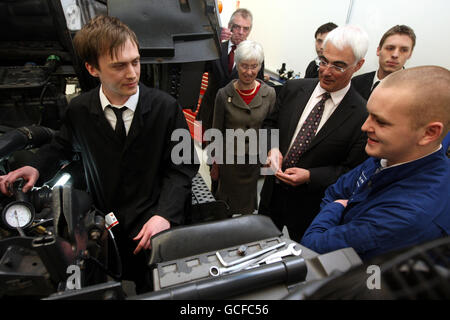 Le chancelier Alistair Darling visite l'Académie Mercedes-Benz UK Apprentice Training à Denbigh, près de Milton Keynes, dans le Buckinghamshire. Banque D'Images