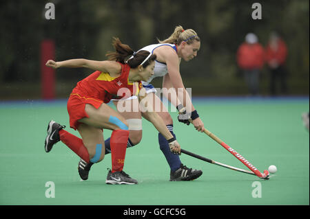 Chloe Strong (à droite) en Grande-Bretagne défie Hongxia Li en Chine lors du match de test international au Bisham Abbey National Sports Center, Marlow. Banque D'Images