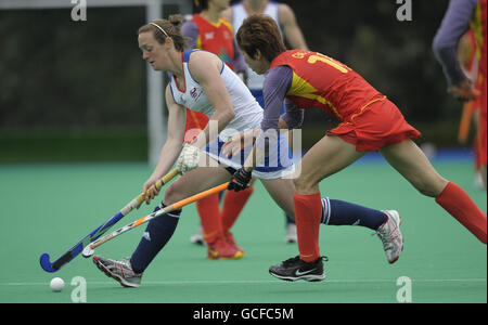 Hannah MacLeod (à gauche), en Grande-Bretagne, fait face à Lihua Gao, en Chine, lors du match international de test au Bisham Abbey National Sports Center, à Marlow. Banque D'Images